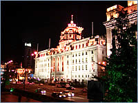 ライトアップされる香港上海銀行